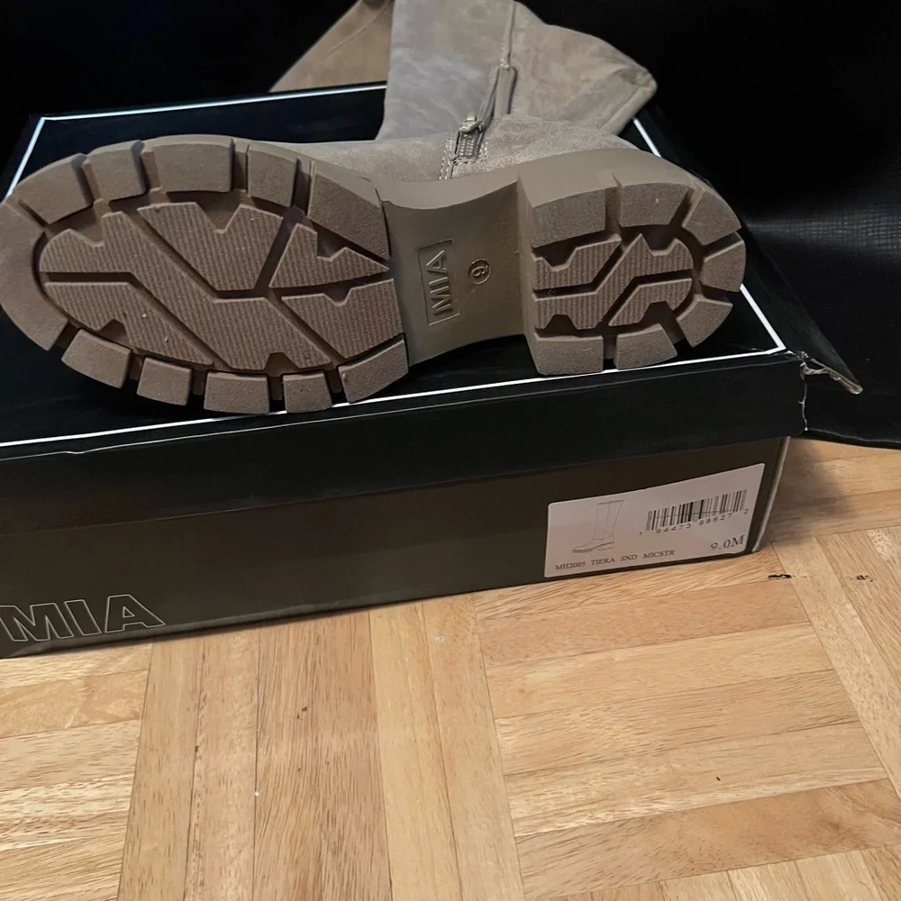 MIA Boots - Picture 2 of 2